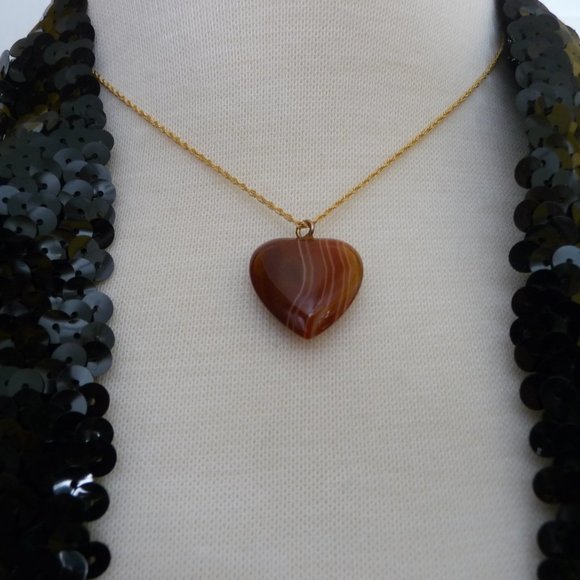 Banded carnelian pendant on 16ins gold chain - Picture 2 of 5